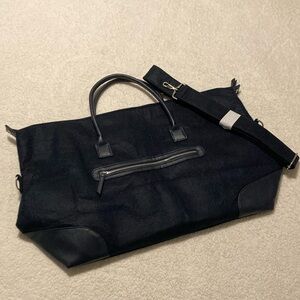 DSW Navy Blue Felt weekender travel bag with detachable strap